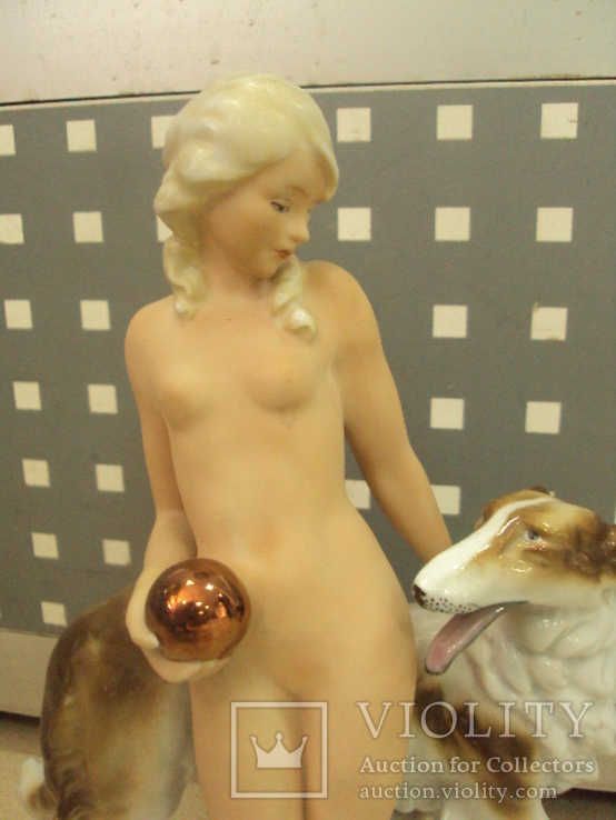 Фарфоровая фигура германия девушка ню с собакой борзой и шаром в руке, фото №5