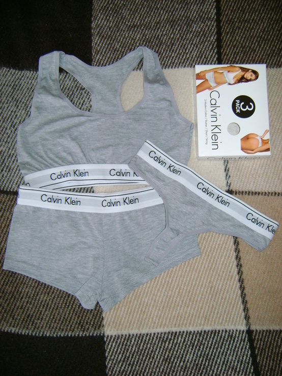 Комплект женского белья Calvin Klein топ+шорты+стринги (размер L)