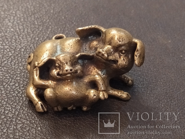 Свинка с младенцем брелок бронза коллекционная миниатюра