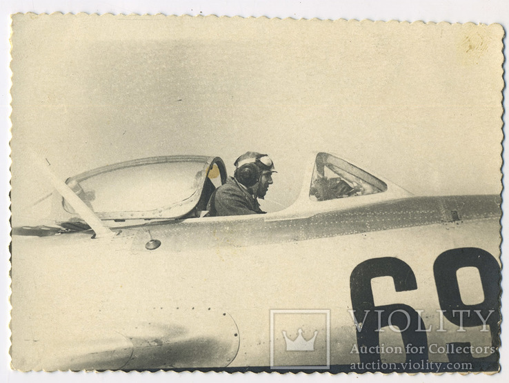 Pilot w kokpicie samolotu MIG-15. 1955