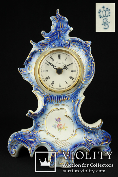 Настольные кварцевые часы в фарфоровом корпусе Sitzendorf. Германия. (0288)