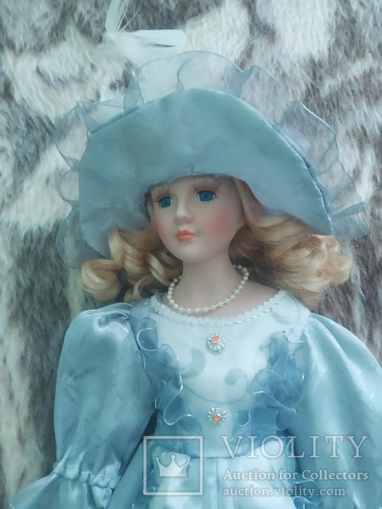 Фарфоровая кукла 40 см