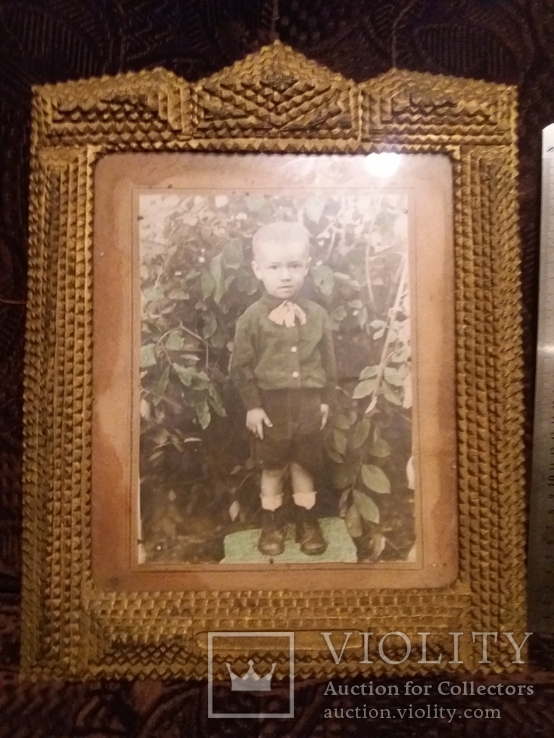 Старая резная ручной работы деревяная рамка с фото мальчика. СССР.