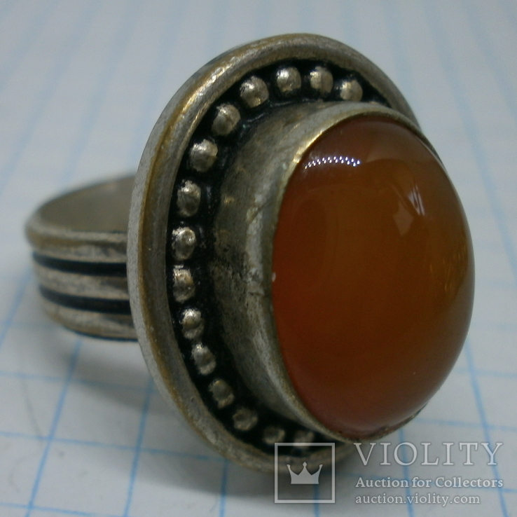 Кольцо с оранжевой вставкой. Камень натуральный или стекло