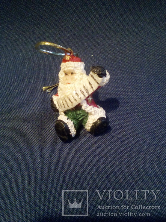 Елочная игрушка Дед Мороз, играющий на гармошке, фото №3