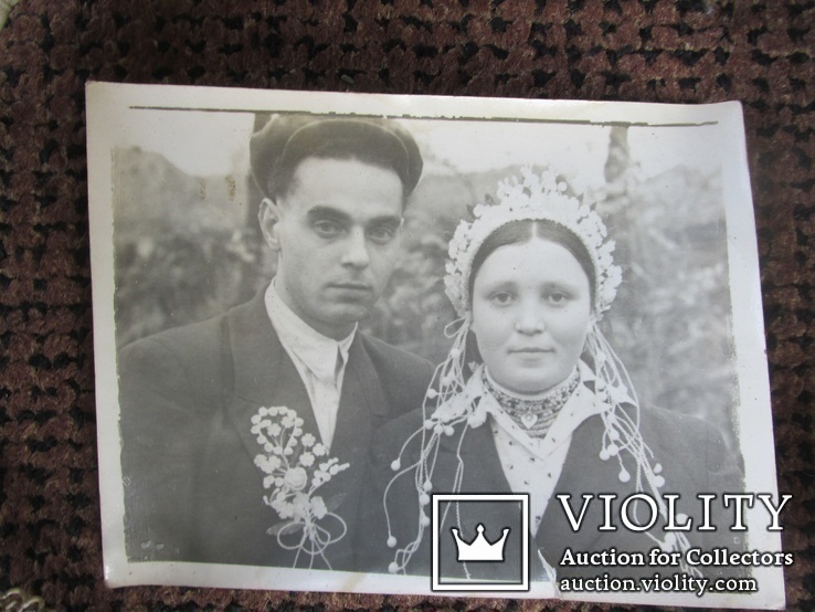 Свадебный веночек с фото молодых с символикой и косичками., фото №8