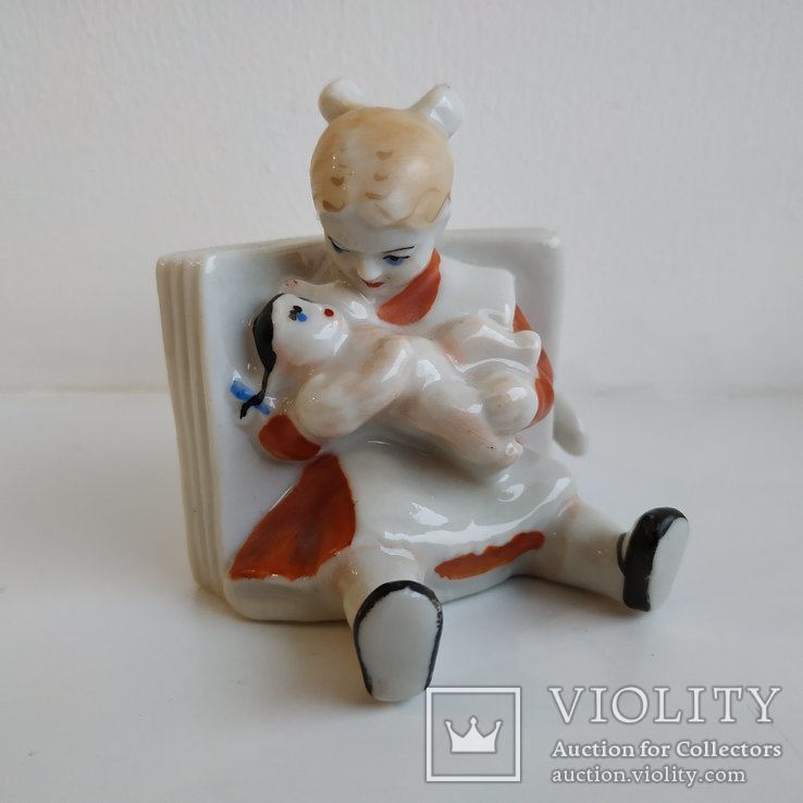 Первоклашка девочка с букварем куклой и котом Полонский ЗХК СССР целая, фото №2