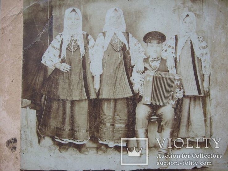 Фото старое,женщины в нарядах  с гармонистом, фото №7