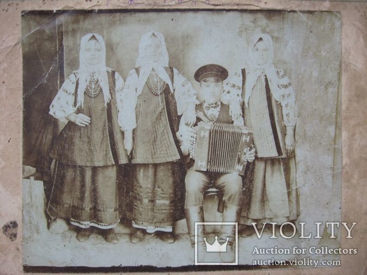 Фото старое,женщины в нарядах  с гармонистом, фото №11
