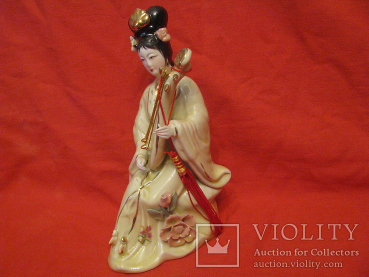 Статуэтка - Китаянка с музыкальным инструментом № 3 - фарфор,высота - 20,5 см.