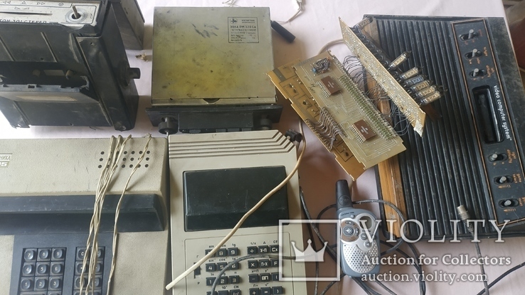 На разбор : советские 2 автомагнитолы,авторадио,три калькулятора + импорт