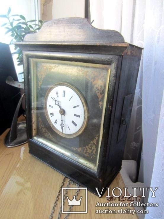 Антикварные часы  в  деревянном корпусе.19 век. Европа.