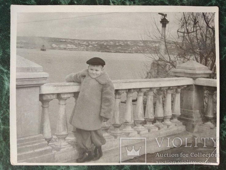 СЕВАСТОПОЛЬ.КРЫМ.Пацан на фоне памятника.1952год., фото №2