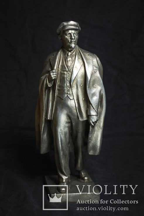 Кабинетная скульптура В. И. Ленина