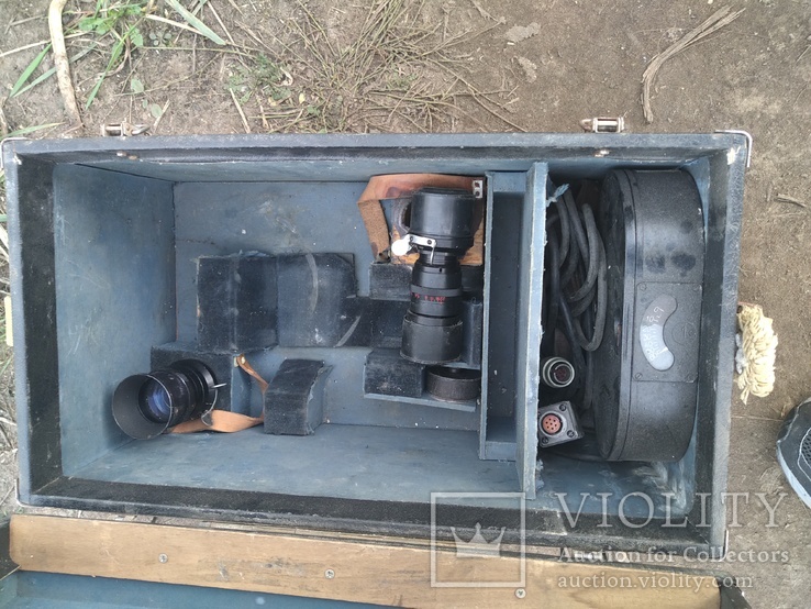 1КСР—1М "Конвас-автомат" — 35-мм профессиональный, трехобъективный, ручной киносъёмочный аппарат с зеркальным обтюратором, фото №4