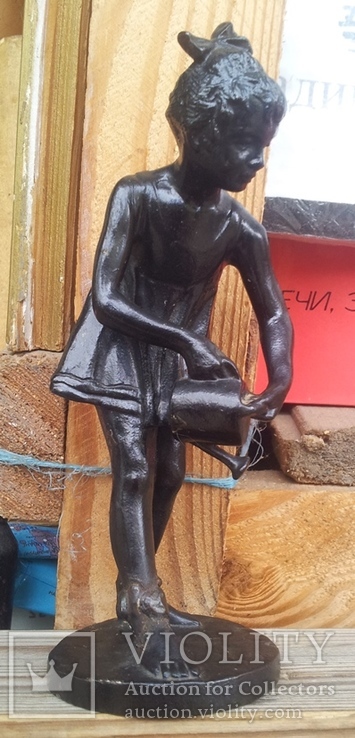 Винтажная  статуэтка "Девочка с лейкой".Касли.1961г.СССР