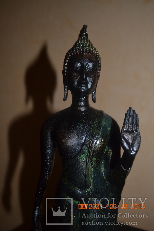 Стоячая статуя Будды