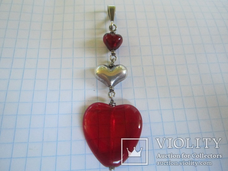 Подвеска серебро со стеклом красного цвета в виде сердечка.