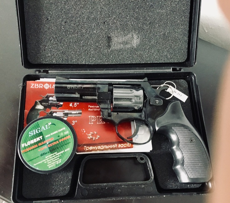 Револьвер PROFI 3” калібру 4 мм тренувальний засіб з документами і в кейсі стан ідеальний, фото №2