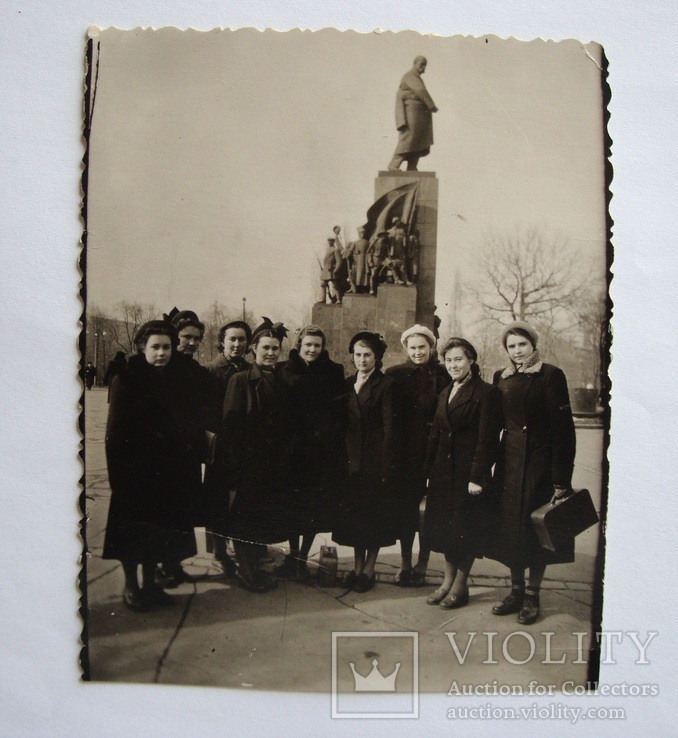 Фото девушек у памятника Шевченко