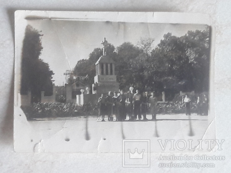 Девушки и парни возле памятника Ленину.вход в парк г.Майкоп 1958г