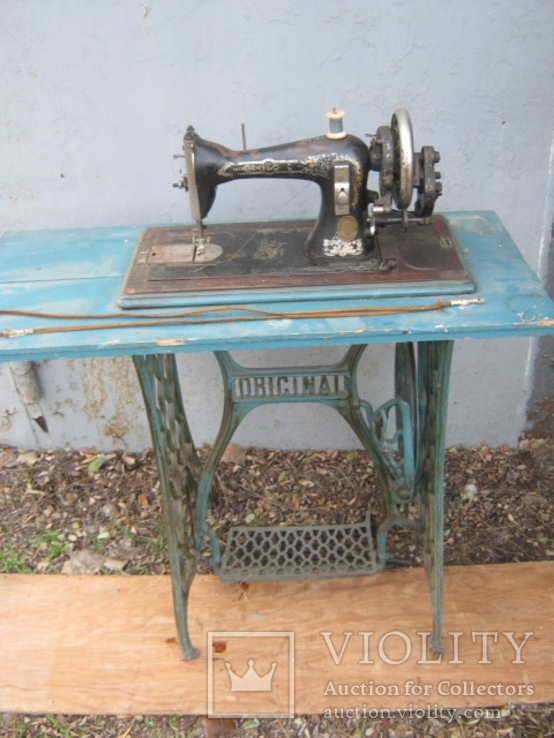 Старинная швейная машинка со станиной