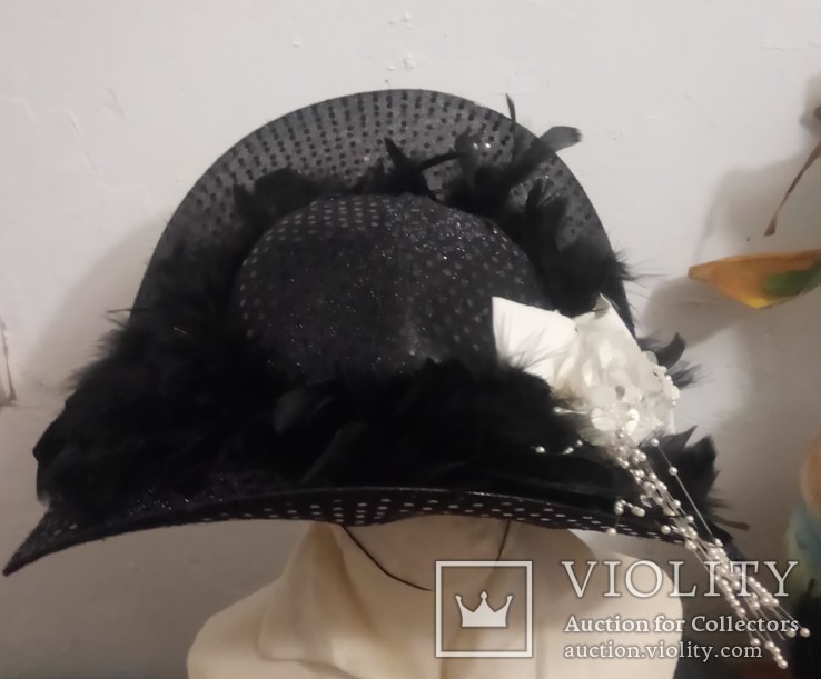 Чёрная шляпка с перьями, фото №9