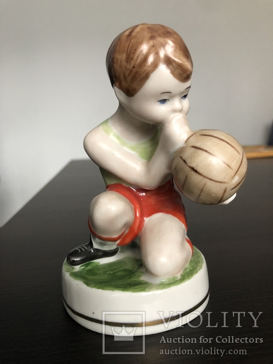 Фарфоровая статуэтка  "Мальчик надувает мячик" ЗХК Полонное