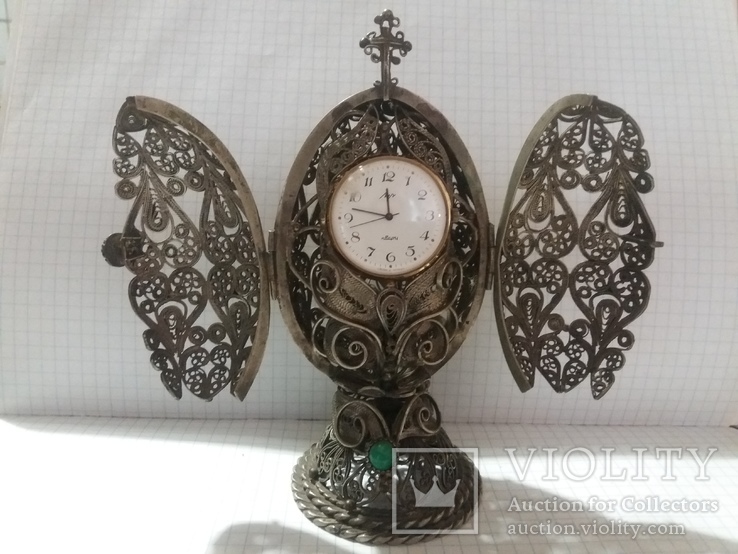Часы "Луч" в-пасхальном яйце (скань) с дверцами , украшеными камнями.