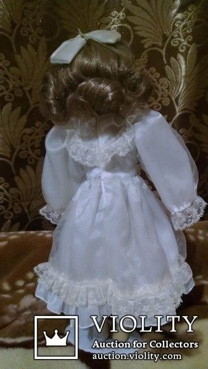 Фарфоровая кукла с этикеткой + подставка, фото №3