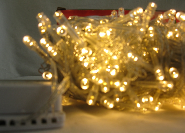 Гирлянда тепло белый цвет , 300 ЛЕД лампочек , 25 м. , белый кабель ., фото №5