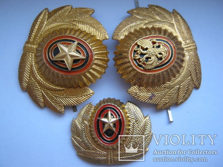 Russia three similar military cap badges: small wreath, normal wreath an two headed eagle, фото №3