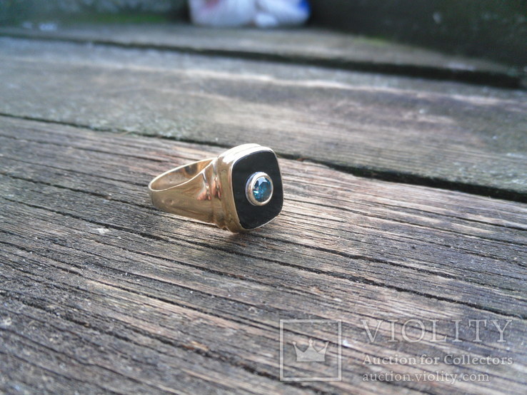 Золотое кольцо с голубым бриллиантом, фото №2