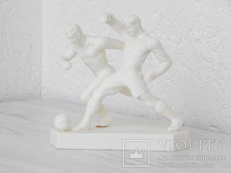 Скульптура "Футболисты" клеймо: ФХИ (пластик), высота 13,5 см.