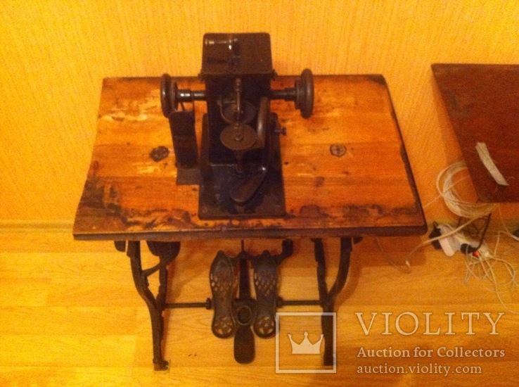 Старинная скорняжная швейная машинка 1870-х годов, фото №2