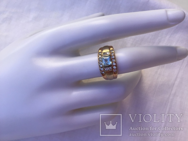 Элегантное двухцветное кольцо с голубым топазом.Сертификат.585 ,трезубец.