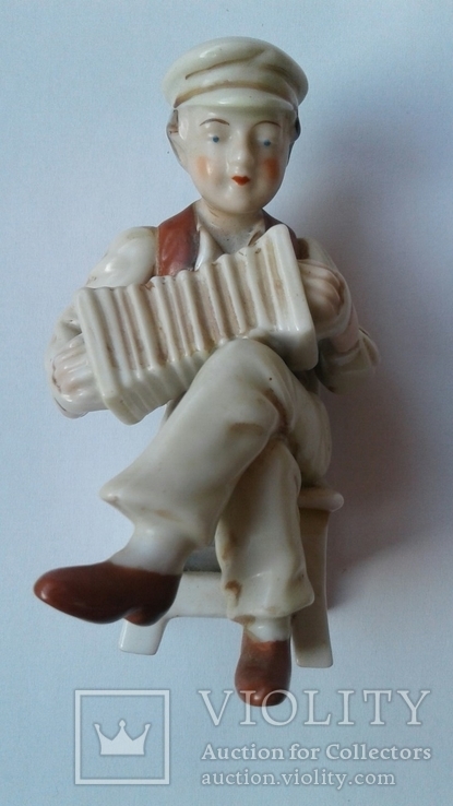 Фарфоровая  статуэтка Парень играет на гармонике. Япония, фото №2