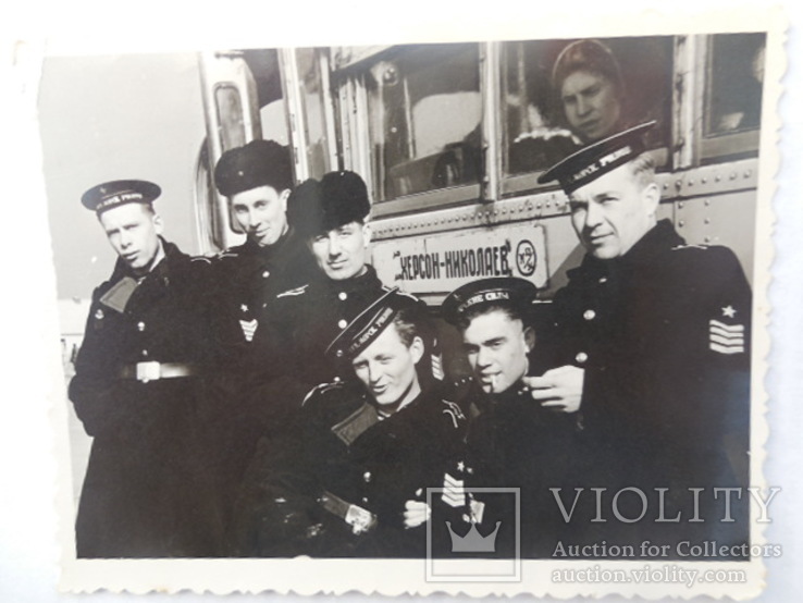 1956 с. Копани Группа моряков ВМФ курят возле автобуса Херсон Николаев 115/88