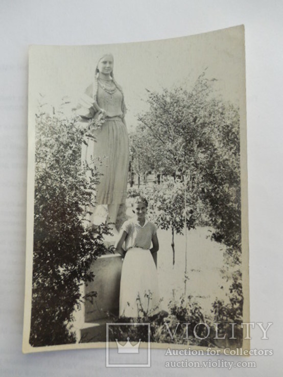 Старое фото девушки возле памятника ученицы 120/85мм