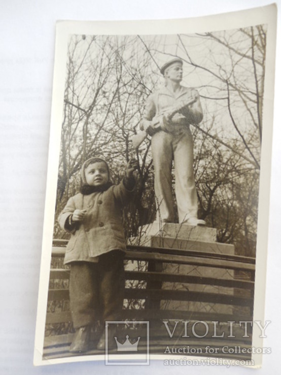 Старое фото мальчик возле памятника матросу 140/90