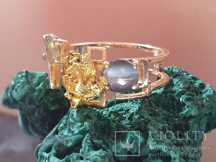 Золотое (585) кольцо с золотым самородком, хризобериллом, демантоидом, фото №3
