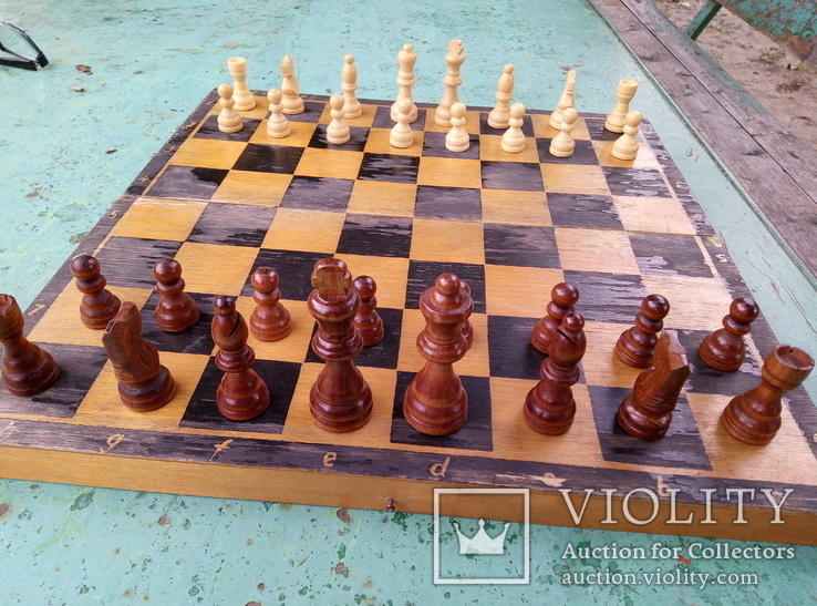 Старые деревянные шахматы в отличном состоянии