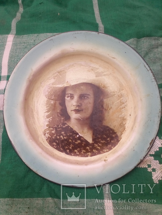 Тарелка с изображением девушки