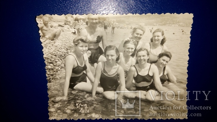 Девушки на пляже в купальниках 1951 год Крым Ялта, фото №2