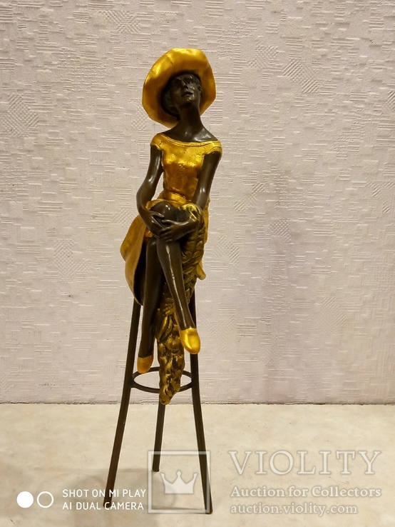 Бронзовая статуэтка "Дама на стуле. В золоте." - бронза или латунь., фото №3