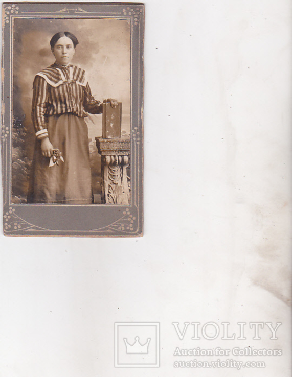 Фото визитка , женщина с книгой