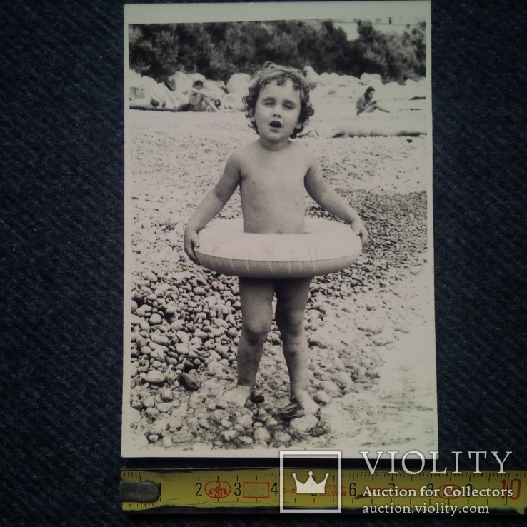 Ребенок голыш с надувным кругом на пляже 1960-е годы, фото №2