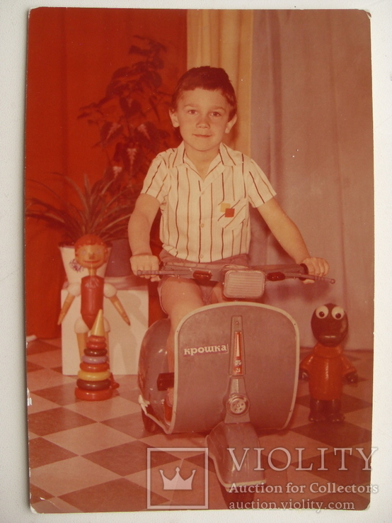 Мальчик на детском мотороллере "Крошка", фото №2