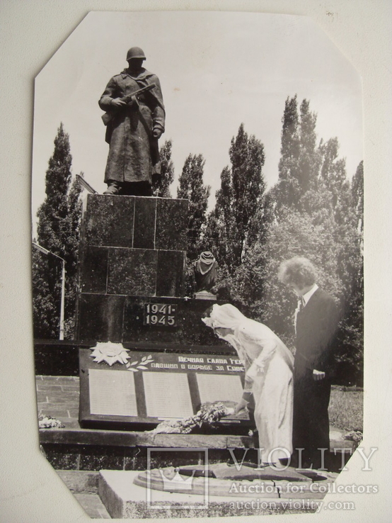 Жених и невеста возлагают цветы к памятнику ВОВ