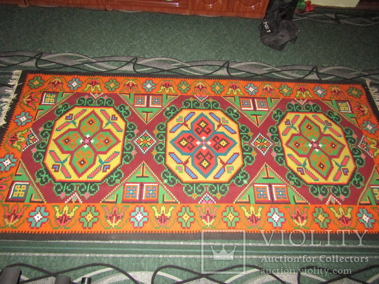 Старовинний вовняний килим.